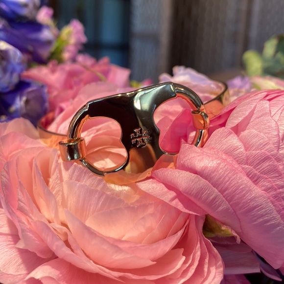 Tory Burch Jewelry - 🎉 NEW ‼️ TORY BURCH GOLD BRACELET ‼️